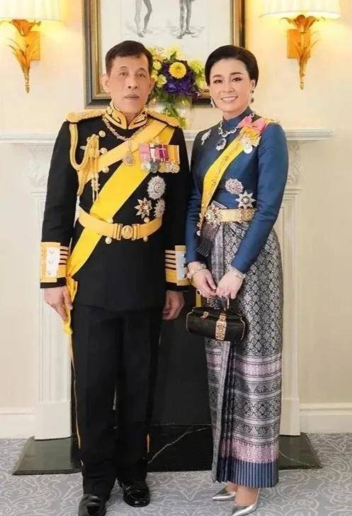 泰国王后访华“穿搭九宫格”出圈<strong></p>
<p>虚拟币中逆市</strong>，隆重珠宝展现用心诚意