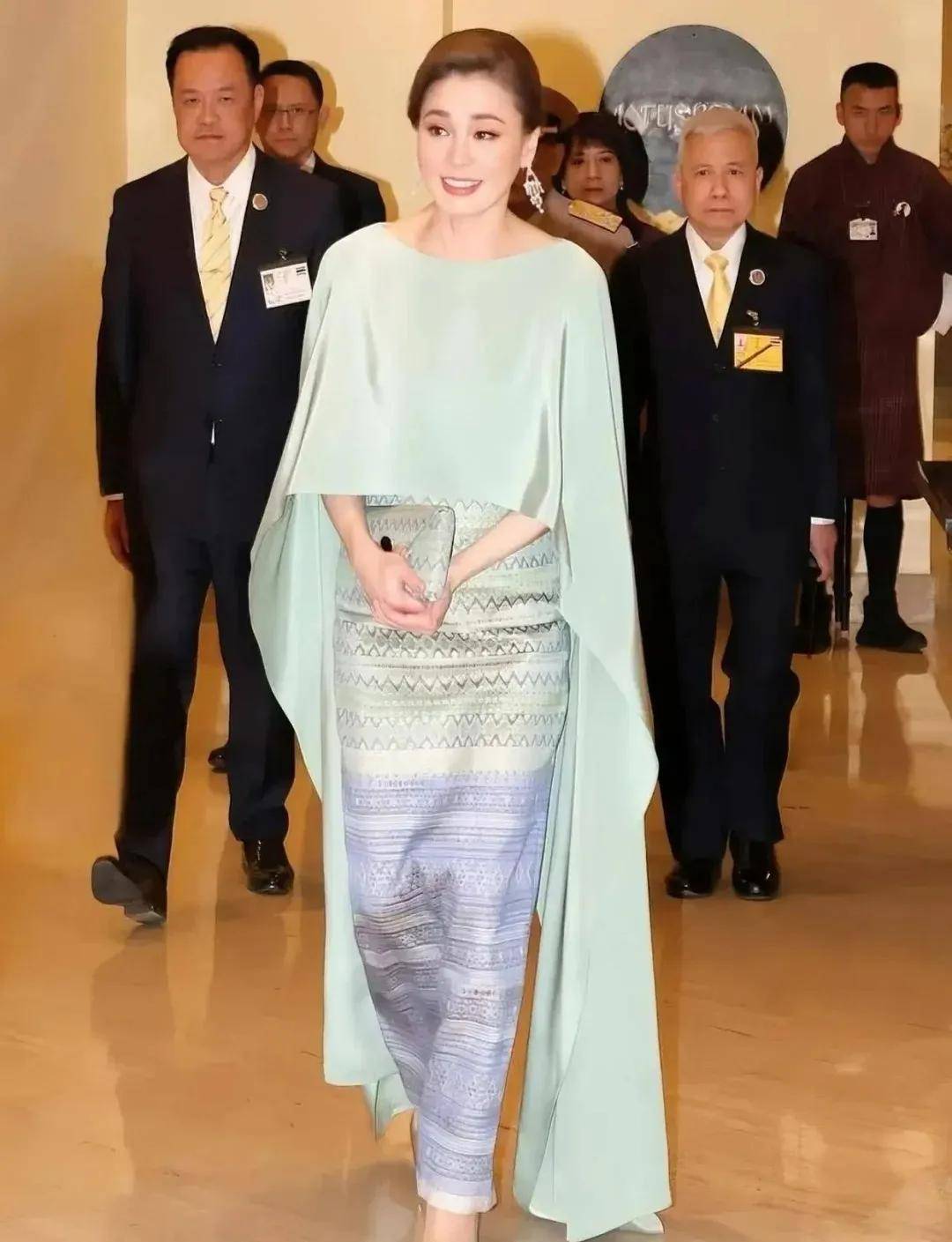 泰国王后访华“穿搭九宫格”出圈<strong></p>
<p>虚拟币中逆市</strong>，隆重珠宝展现用心诚意