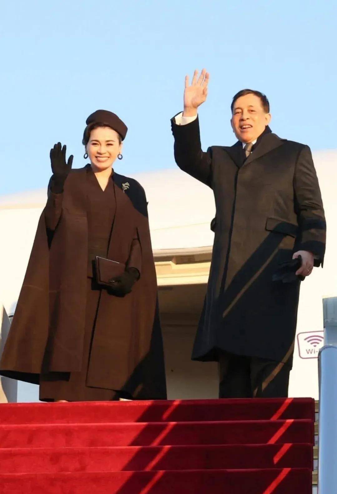 泰国王后访华“穿搭九宫格”出圈<strong></p>
<p>虚拟币中逆市</strong>，隆重珠宝展现用心诚意