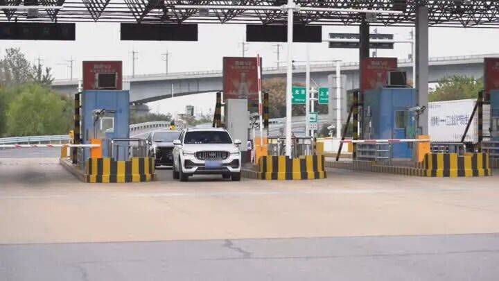 扬州一女子刷短视频惹祸：偷偷去银行取了6万现金<strong></p>
<p>真币虚拟货币</strong>，结果……