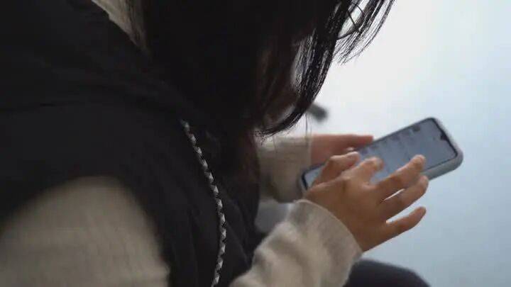 扬州一女子刷短视频惹祸：偷偷去银行取了6万现金<strong></p>
<p>真币虚拟货币</strong>，结果……