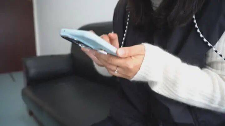 扬州一女子刷短视频惹祸：偷偷去银行取了6万现金<strong></p>
<p>真币虚拟货币</strong>，结果……