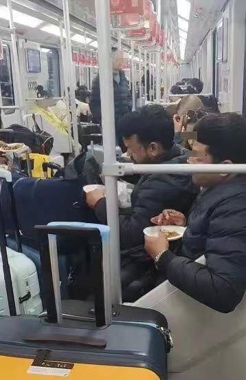 极目锐评∣满车厢咖喱味！多名外籍乘客在车厢内吃馅饼<strong></p>
<p>查询虚拟币</strong>，规则面前哪有特殊？