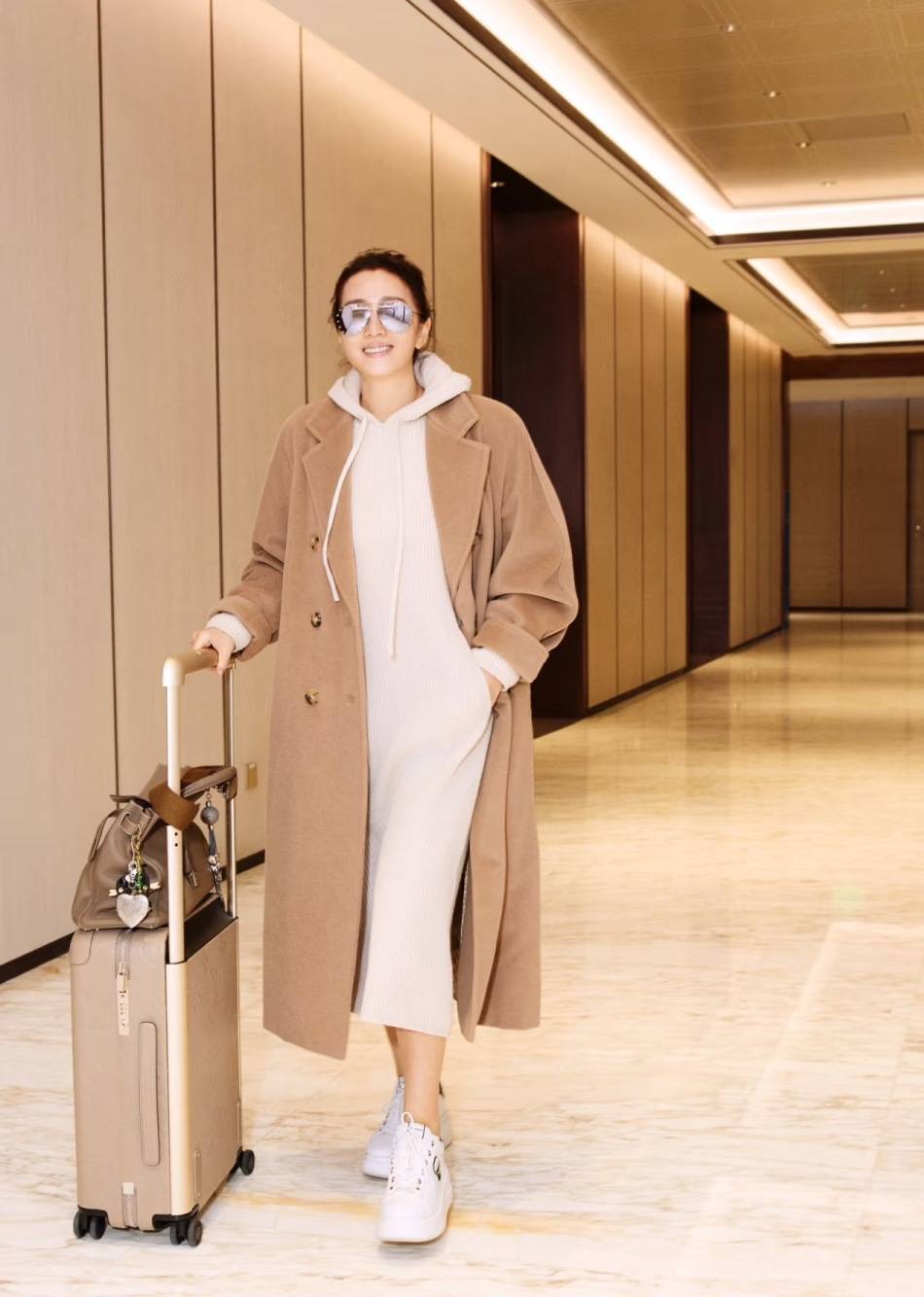 巩俐、梅姨、高圆圆...Power女性冬天少不了一件驼色大衣<strong></p>
<p>查询虚拟币</strong>！