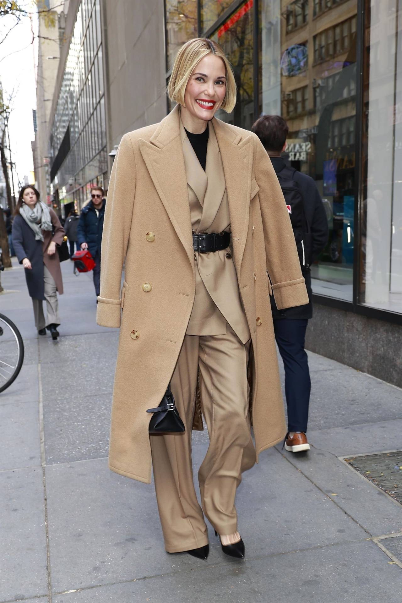 巩俐、梅姨、高圆圆...Power女性冬天少不了一件驼色大衣<strong></p>
<p>查询虚拟币</strong>！