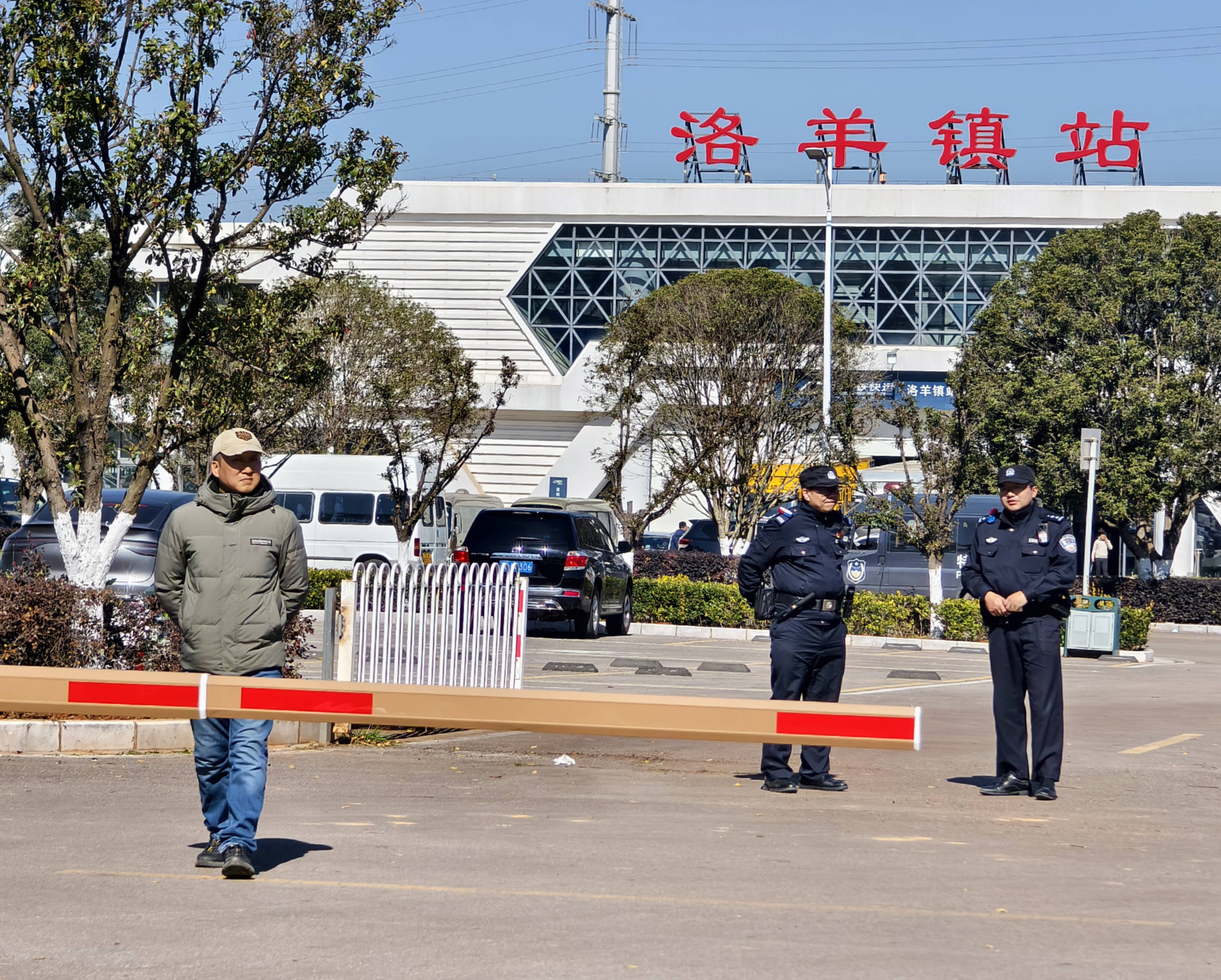 昆明发生试验列车撞施工作业人员事故<strong></p>
<p>比特币带动其他虚拟货币</strong>，开屏新闻记者探访现场