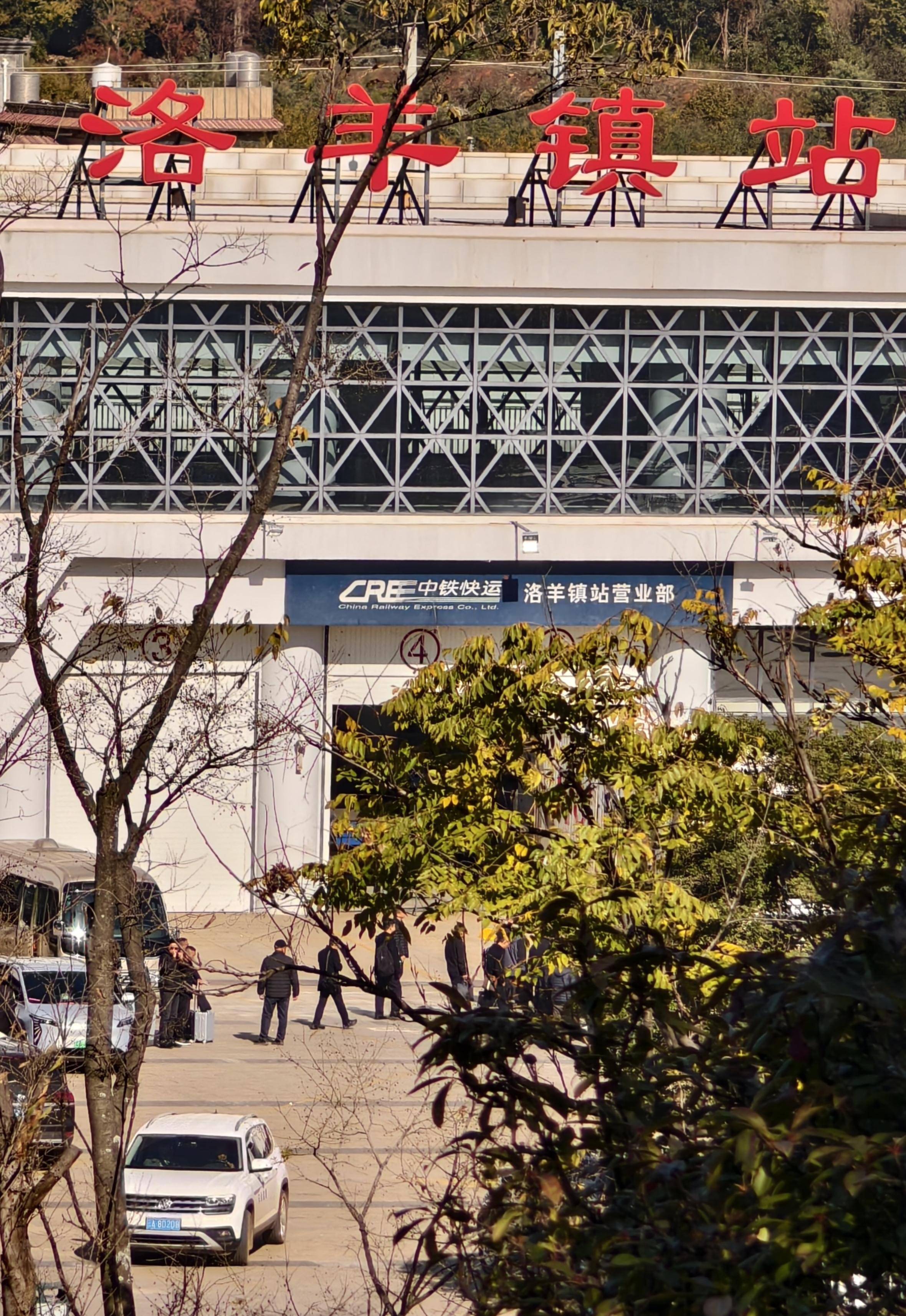 昆明发生试验列车撞施工作业人员事故<strong></p>
<p>比特币带动其他虚拟货币</strong>，开屏新闻记者探访现场