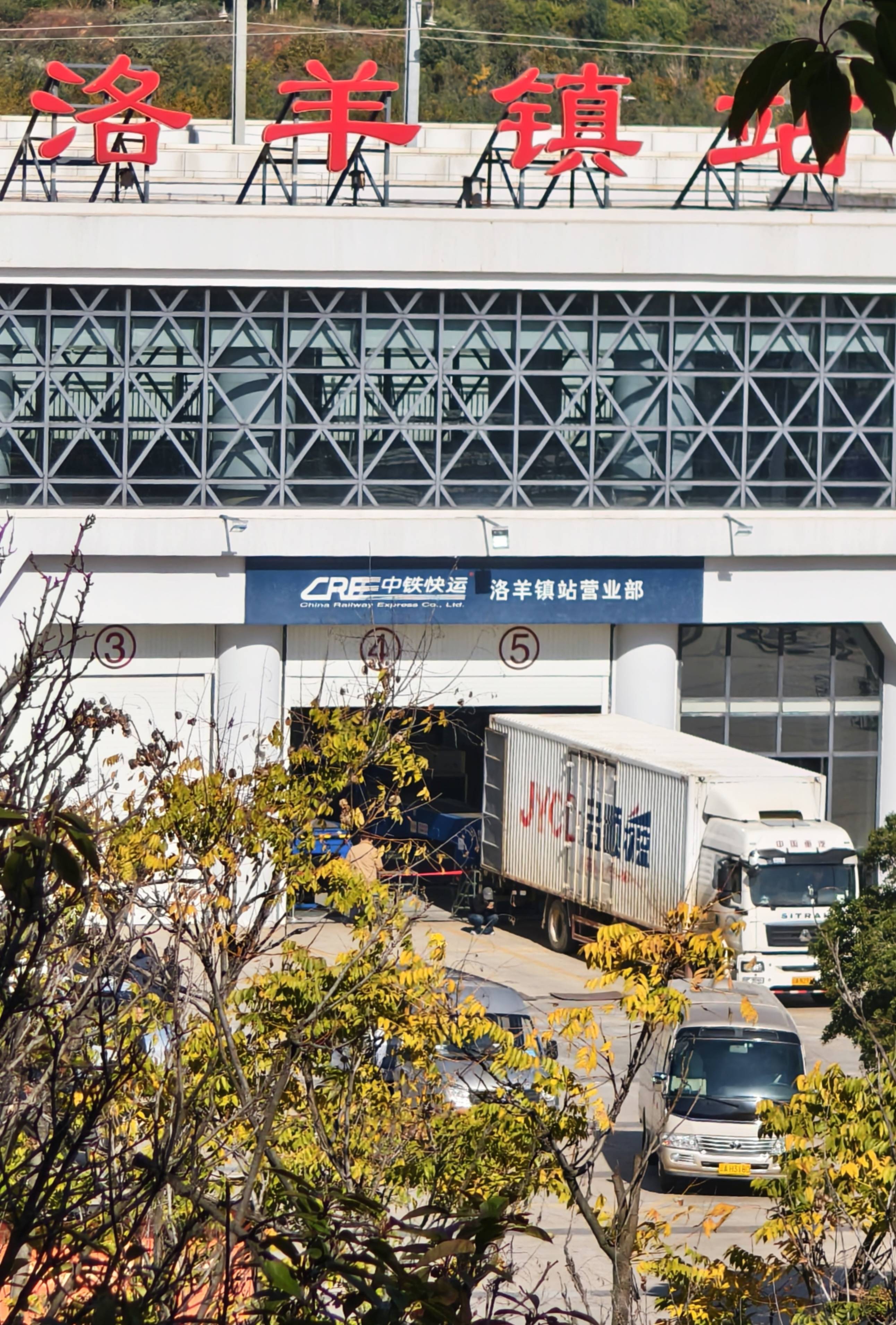 昆明发生试验列车撞施工作业人员事故<strong></p>
<p>比特币带动其他虚拟货币</strong>，开屏新闻记者探访现场