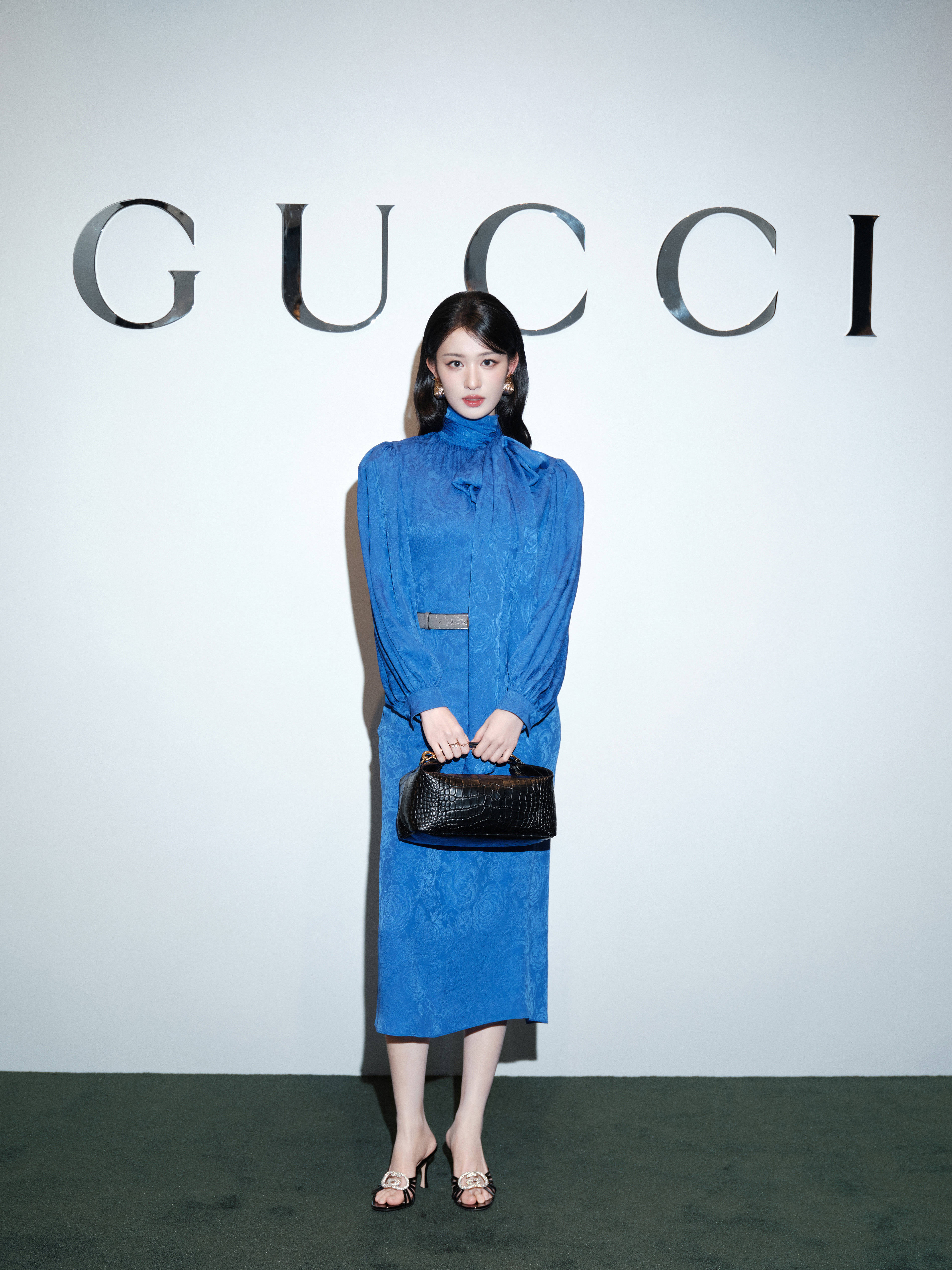 王楚然一席蓝色复古裙惊艳成都<strong></p>
<p>比特币带动其他虚拟货币</strong>，欧阳娜娜一身LV看展愈加熟女风！