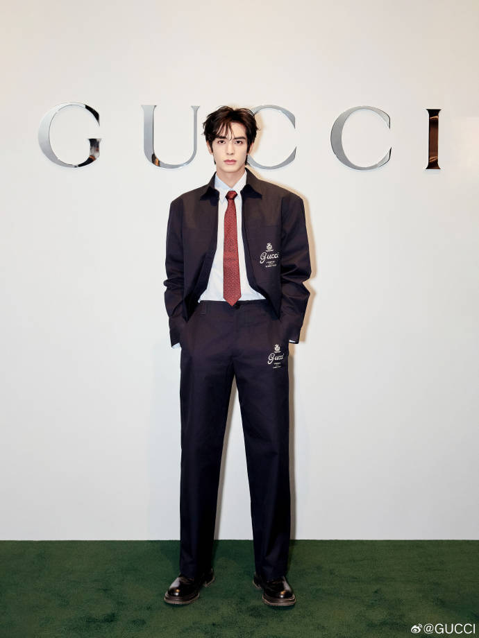 王楚然一席蓝色复古裙惊艳成都<strong></p>
<p>比特币带动其他虚拟货币</strong>，欧阳娜娜一身LV看展愈加熟女风！