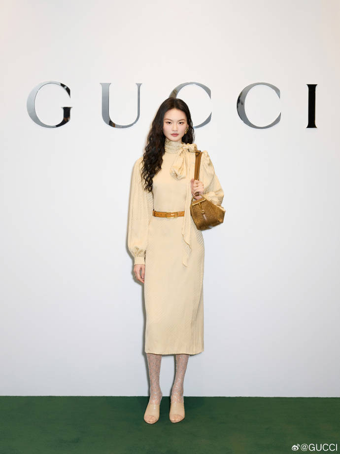 王楚然一席蓝色复古裙惊艳成都<strong></p>
<p>比特币带动其他虚拟货币</strong>，欧阳娜娜一身LV看展愈加熟女风！