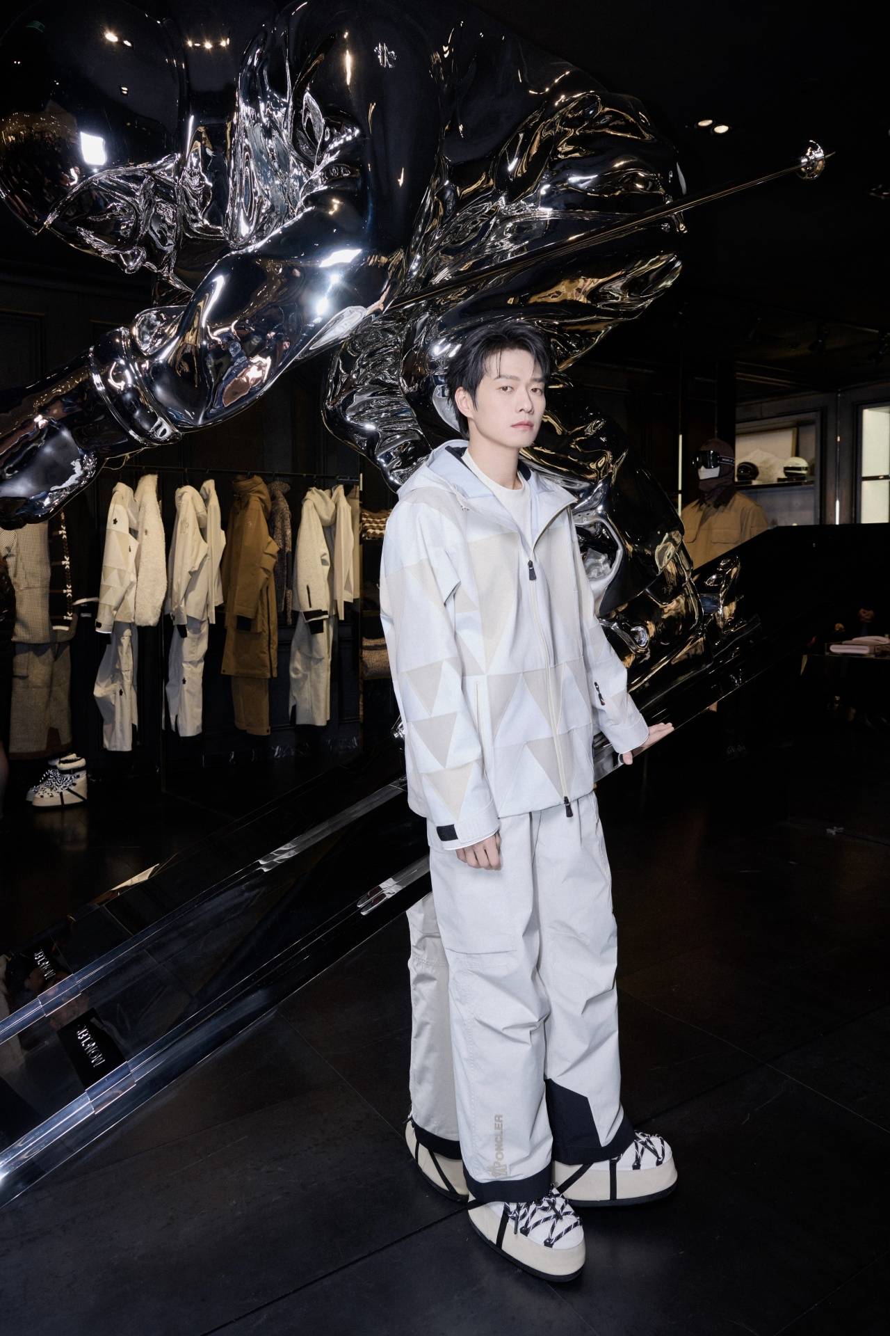 王楚然一席蓝色复古裙惊艳成都<strong></p>
<p>比特币带动其他虚拟货币</strong>，欧阳娜娜一身LV看展愈加熟女风！