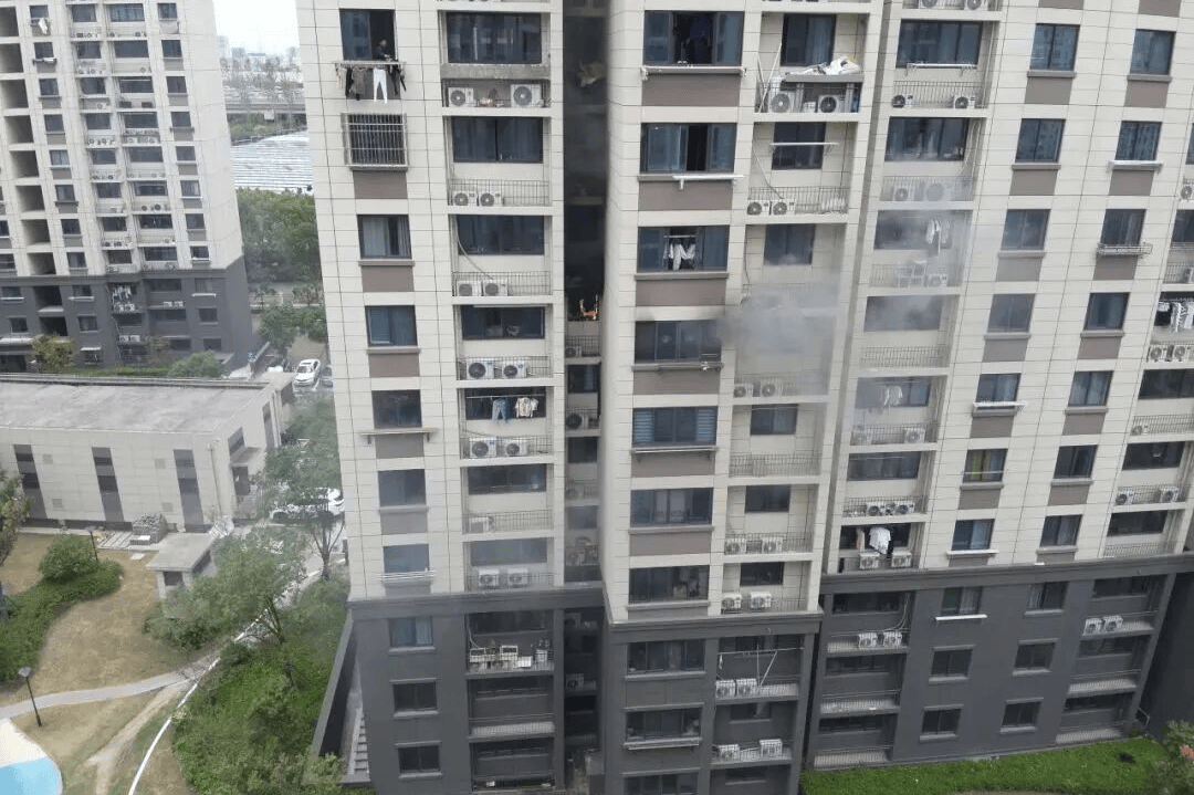 夜晚<strong></p>
<p>虚拟币温馨提示</strong>，办公楼12层突冒火光！一个动作险酿大祸，监控还原真相