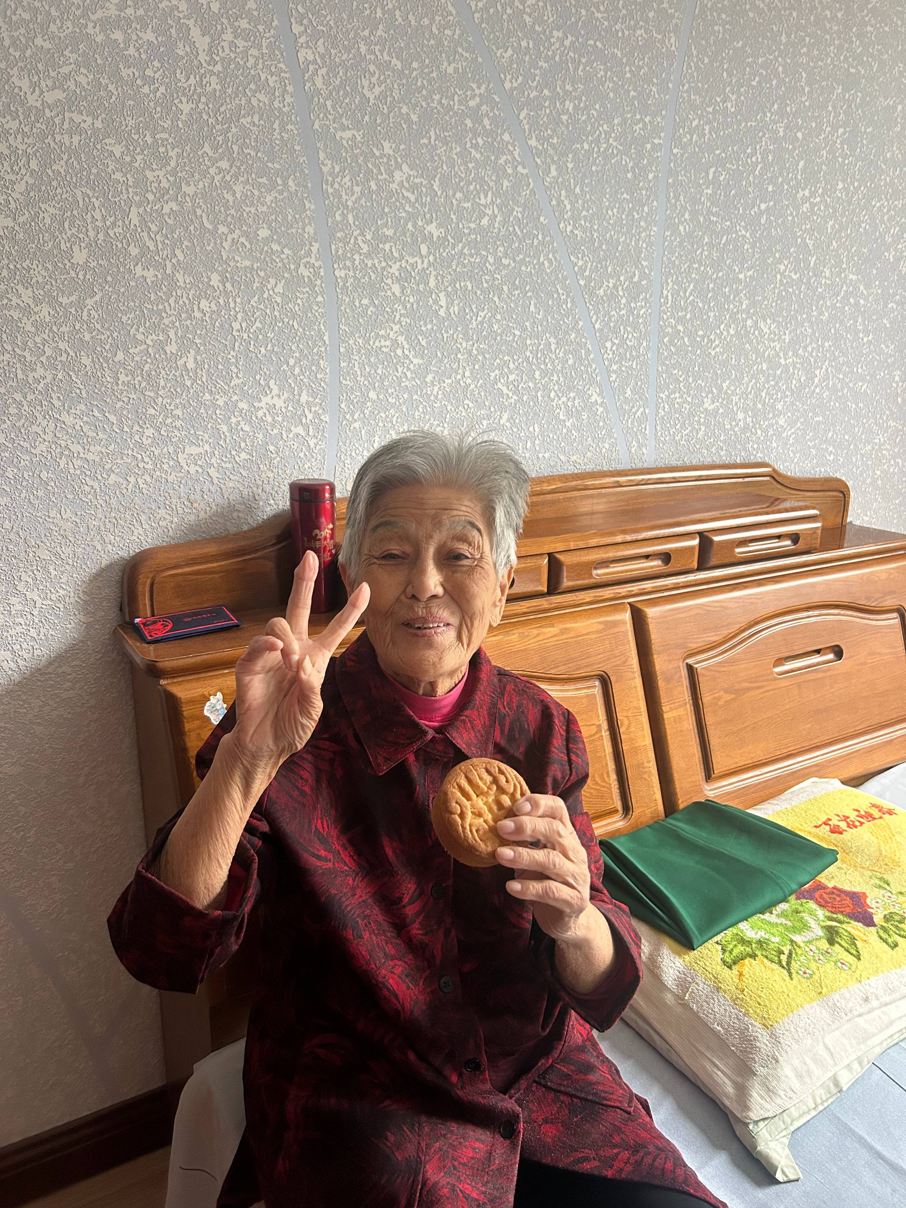 女子晒照对比奶奶自爷爷去世9个月后变化：再也不是时髦的老太太了<strong></p>
<p>虚拟币全球10排名</strong>，评论区泪目