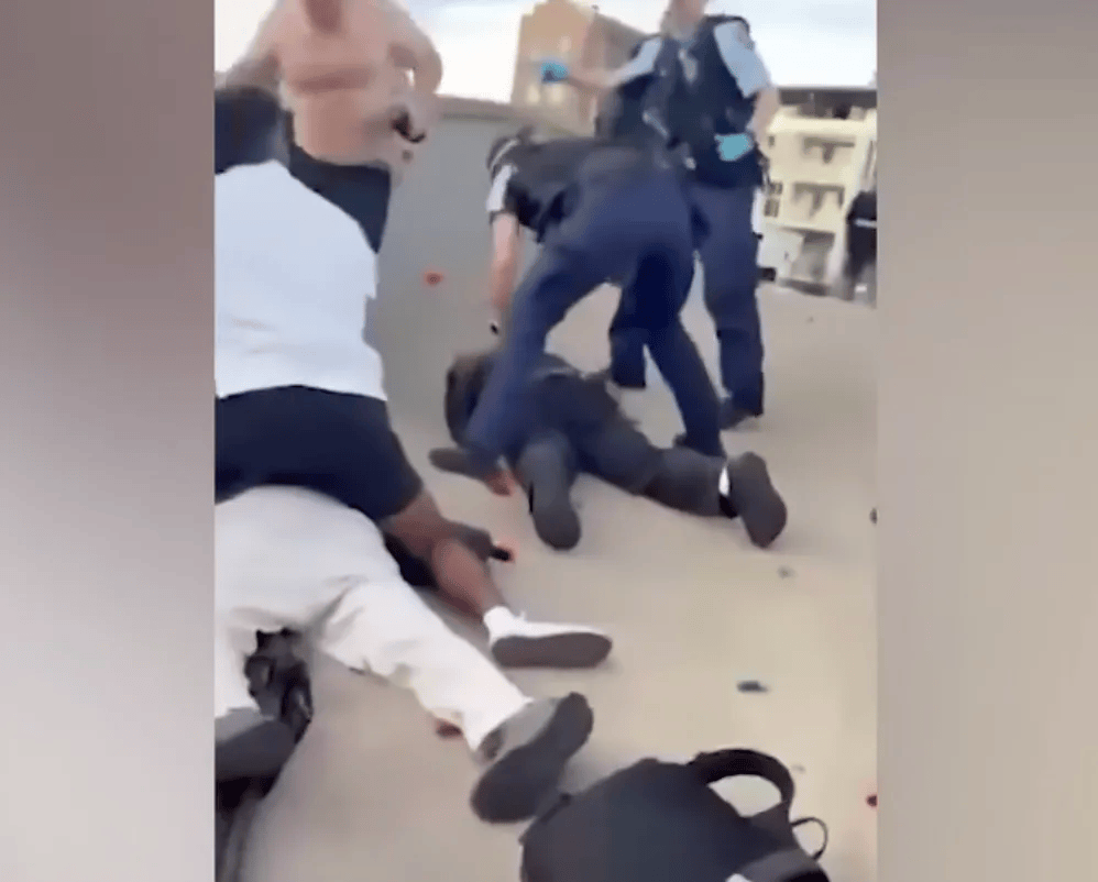 澳大利亚海滩枪击事件两名枪手为父子关系<strong></p>
<p>甲骨文虚拟币的英文代码</strong>，父亲50岁，儿子24岁！一名路人冒险夺枪反击，身中两弹，需接受手术