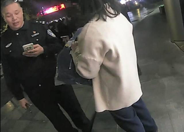 机智！快递在家门口被偷<strong></p>
<p>甲骨文虚拟币的英文代码</strong>，她用一招抓到了人还拿回了东西