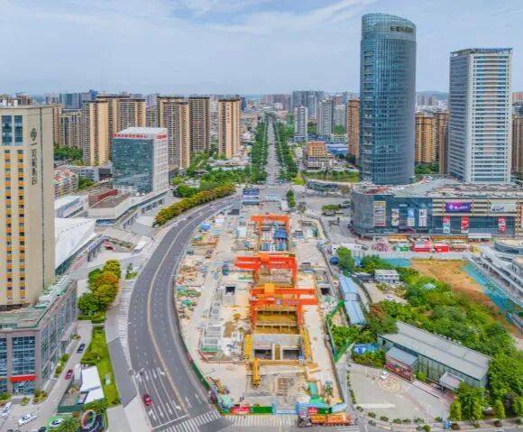 “破界”成都：两千万常住人口脚下的轨道新路