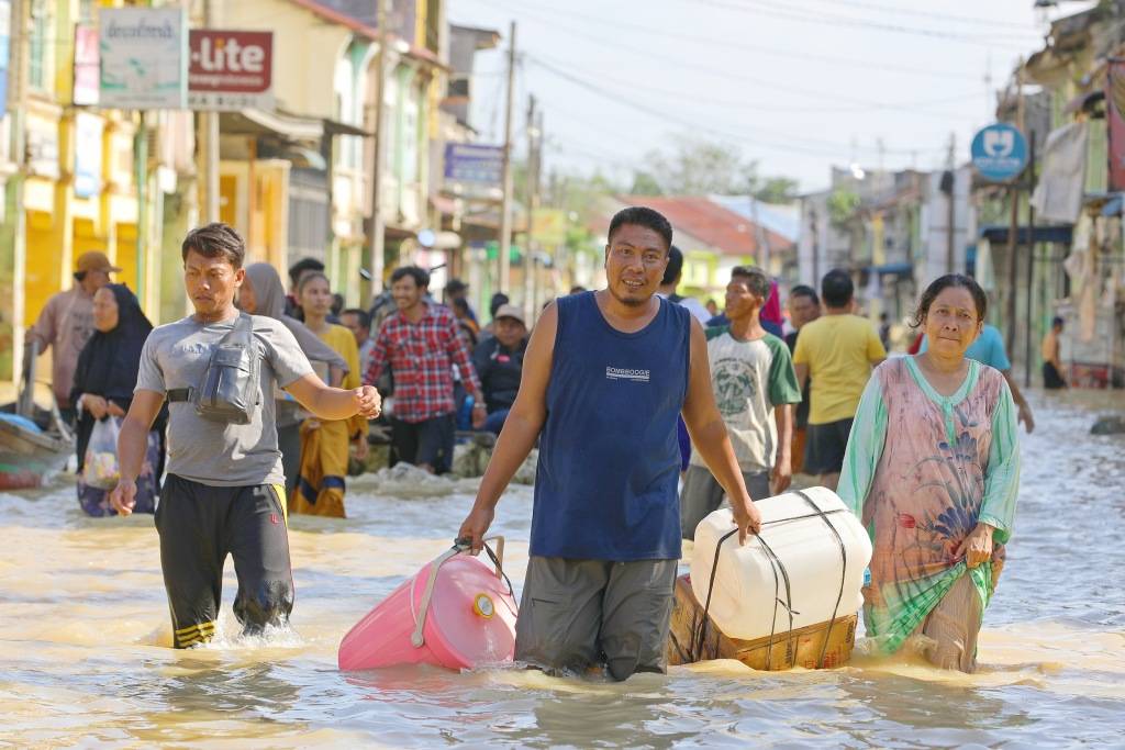 苏门答腊洪灾：千人死亡、毁林恶果、华人自救与亚齐海啸创伤｜907编辑部