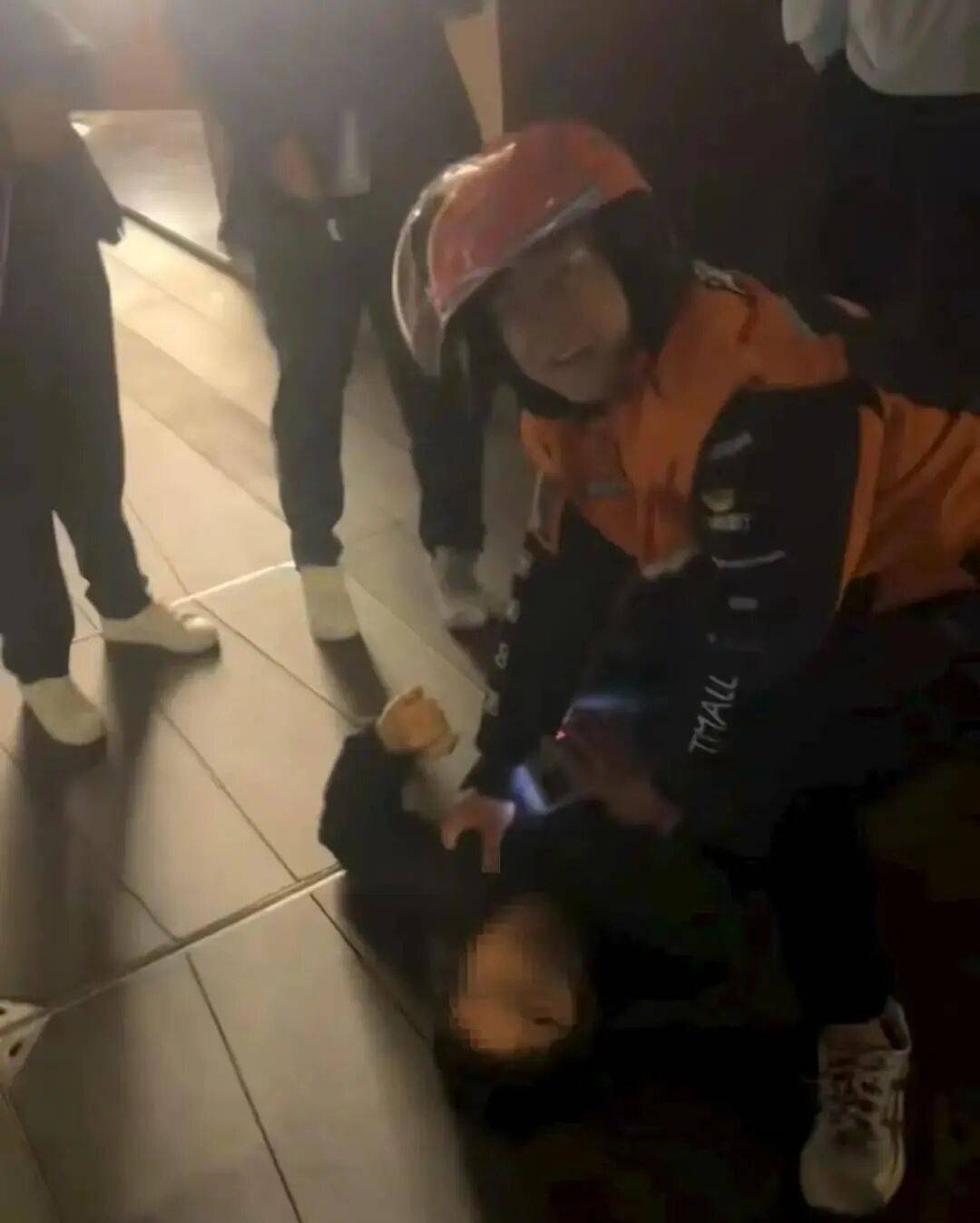 外卖小哥扑倒抢夺珠宝店嫌犯<strong></p>
<p>关于区块链和虚拟币</strong>，嫌犯反问“对你有什么好处”，本人：没啥好处！