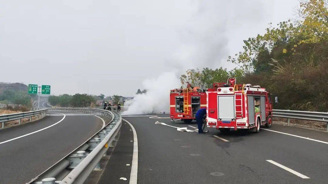 四川高速上一汽车突发自燃！车内两人闻到异味后果断弃车<strong></p>
<p>虚拟币跟区块链的区别</strong>，成功逃生