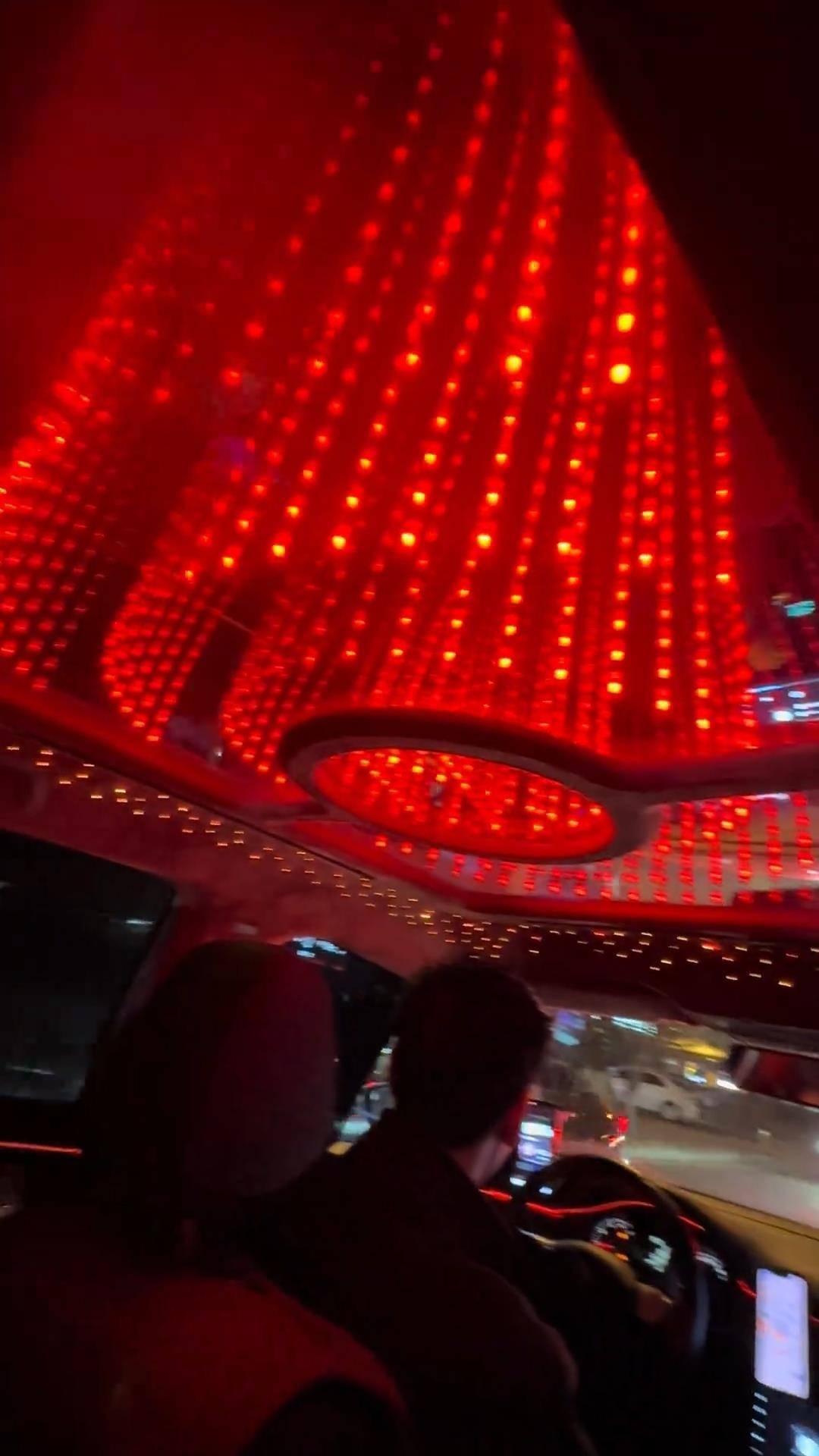 长春一女子打车遇“最炫出租车”<strong></p>
<p>uuc虚拟币</strong>，车顶被改装为绚丽星空顶，网友：打车竟然打到了移动KTV