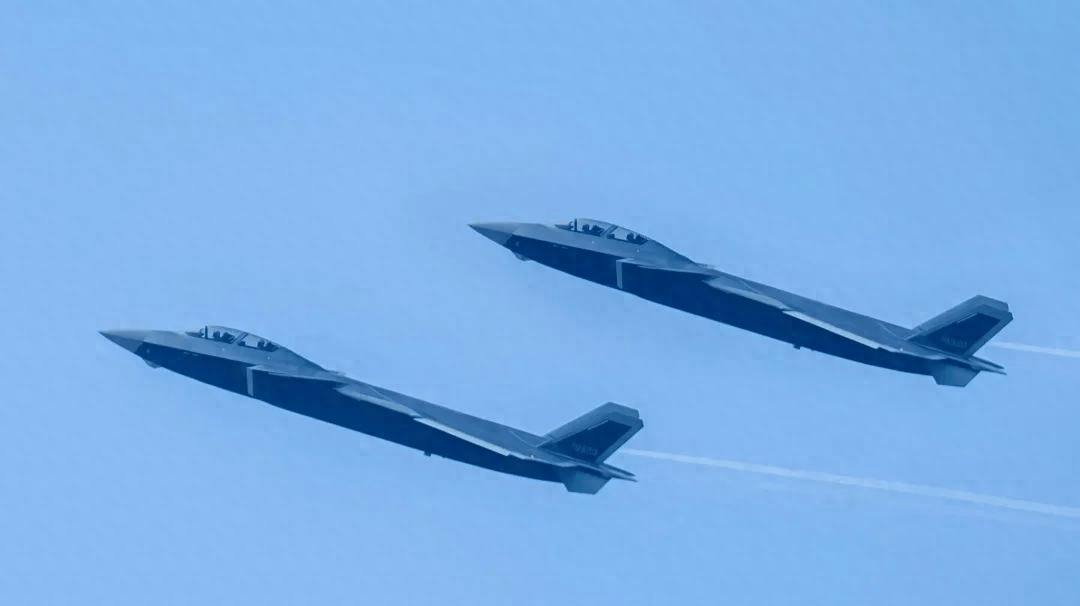 美媒彻底坐不住了！歼-20现役有300架，歼-20S对美空军形成绝对碾压