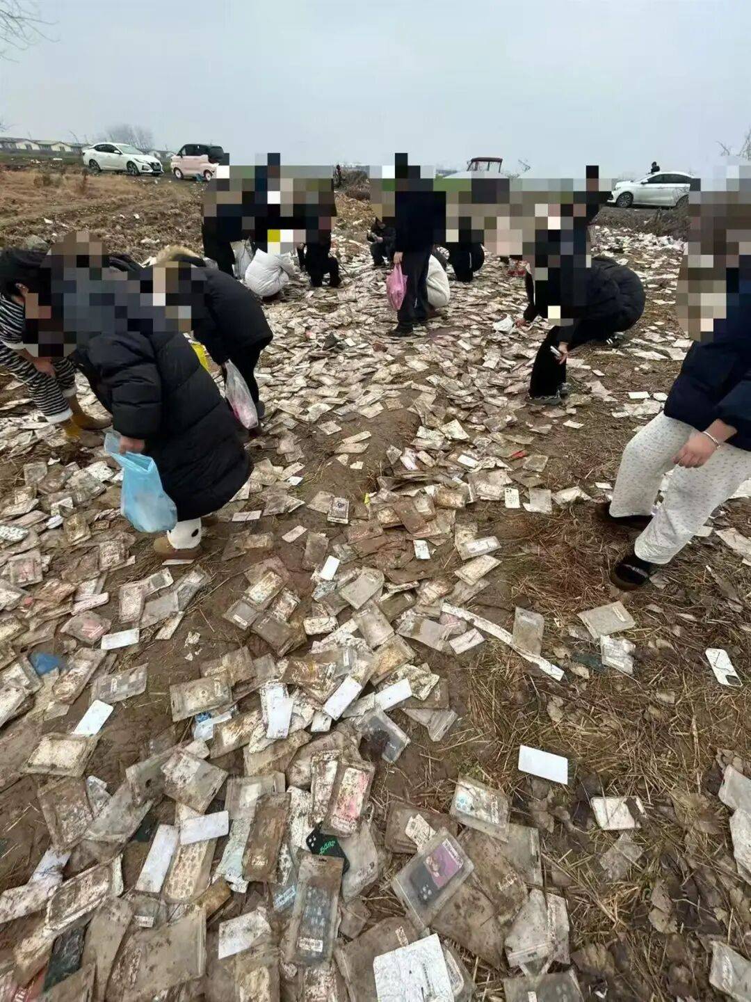 商丘一空地现成堆被丢弃的全新手机壳<strong></p>
<p>rog虚拟币</strong>，多人驱车前往“捡漏”，有人一次捡了50个