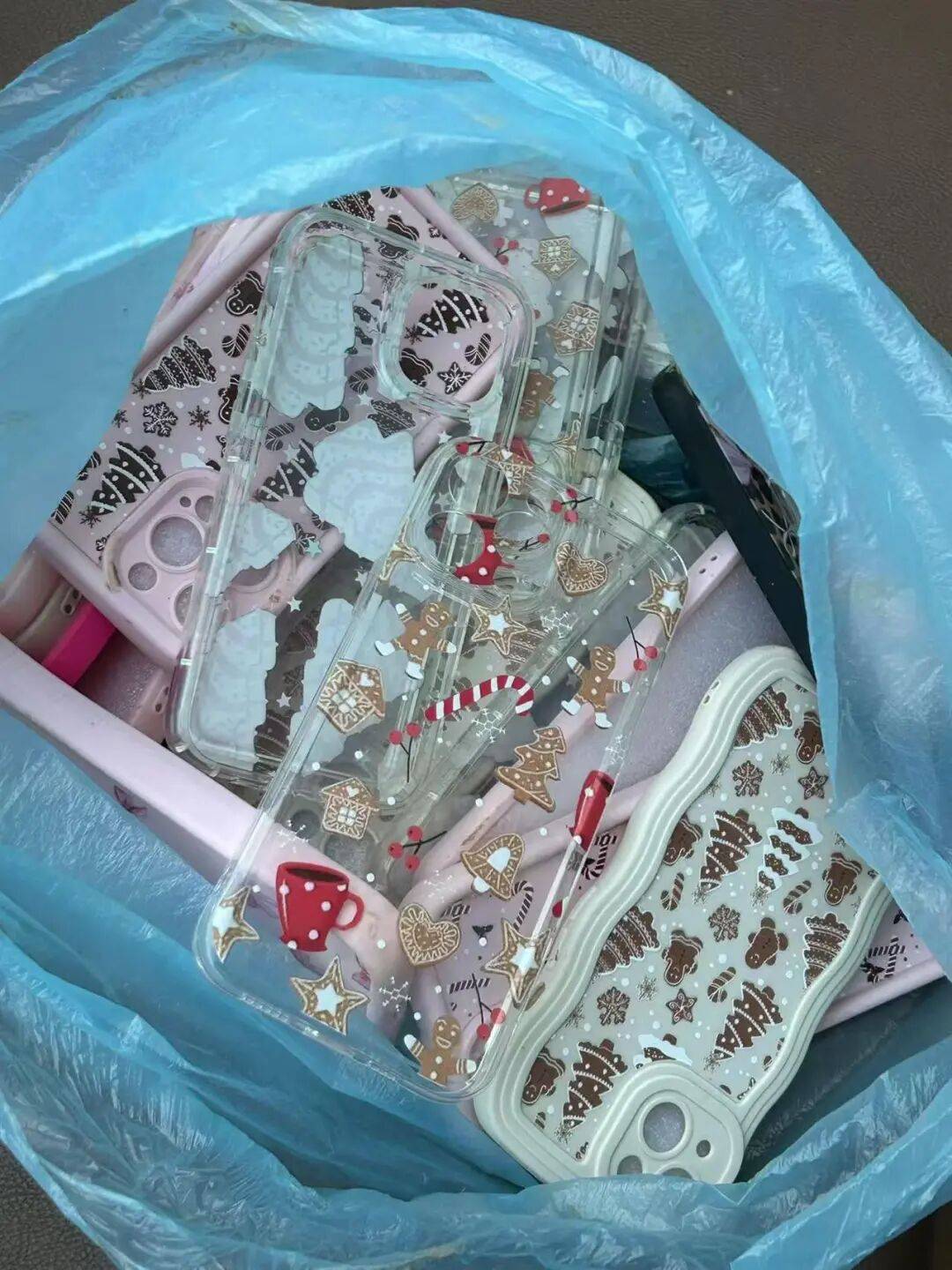 商丘一空地现成堆被丢弃的全新手机壳<strong></p>
<p>rog虚拟币</strong>，多人驱车前往“捡漏”，有人一次捡了50个