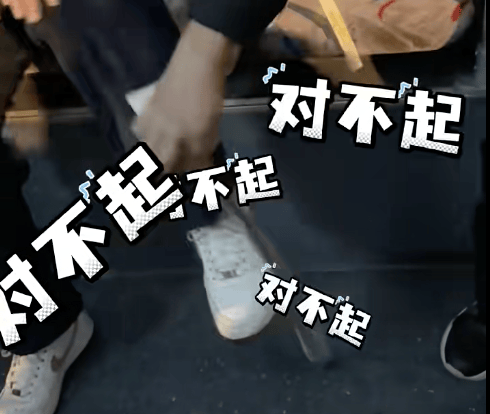 女子坐公交车被带鱼“咬了”？大爷提鱼经过<strong></p>
<p>虚拟币钱包那些</strong>，避让时被鱼钩钩住裤子，取下后一个劲道歉