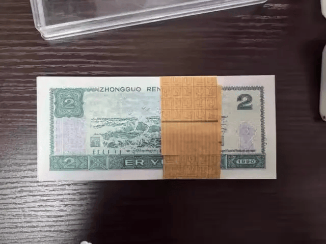 1万多张2元面值人民币被拍卖<strong></p>
<p>虚拟货币与人民币比值</strong>，最终以83.16万元成交！