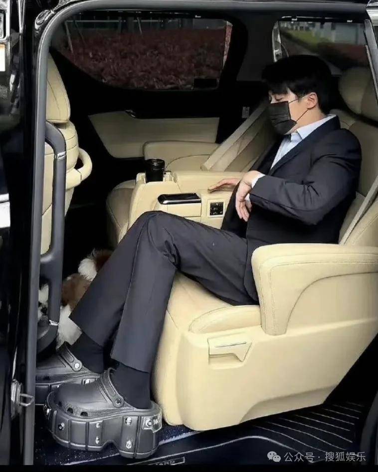 刚开年又曝一对相差15岁的恋情？他这一周两段绯闻真是连环暴击啊<strong></p>
<p>供应链虚拟币</strong>！