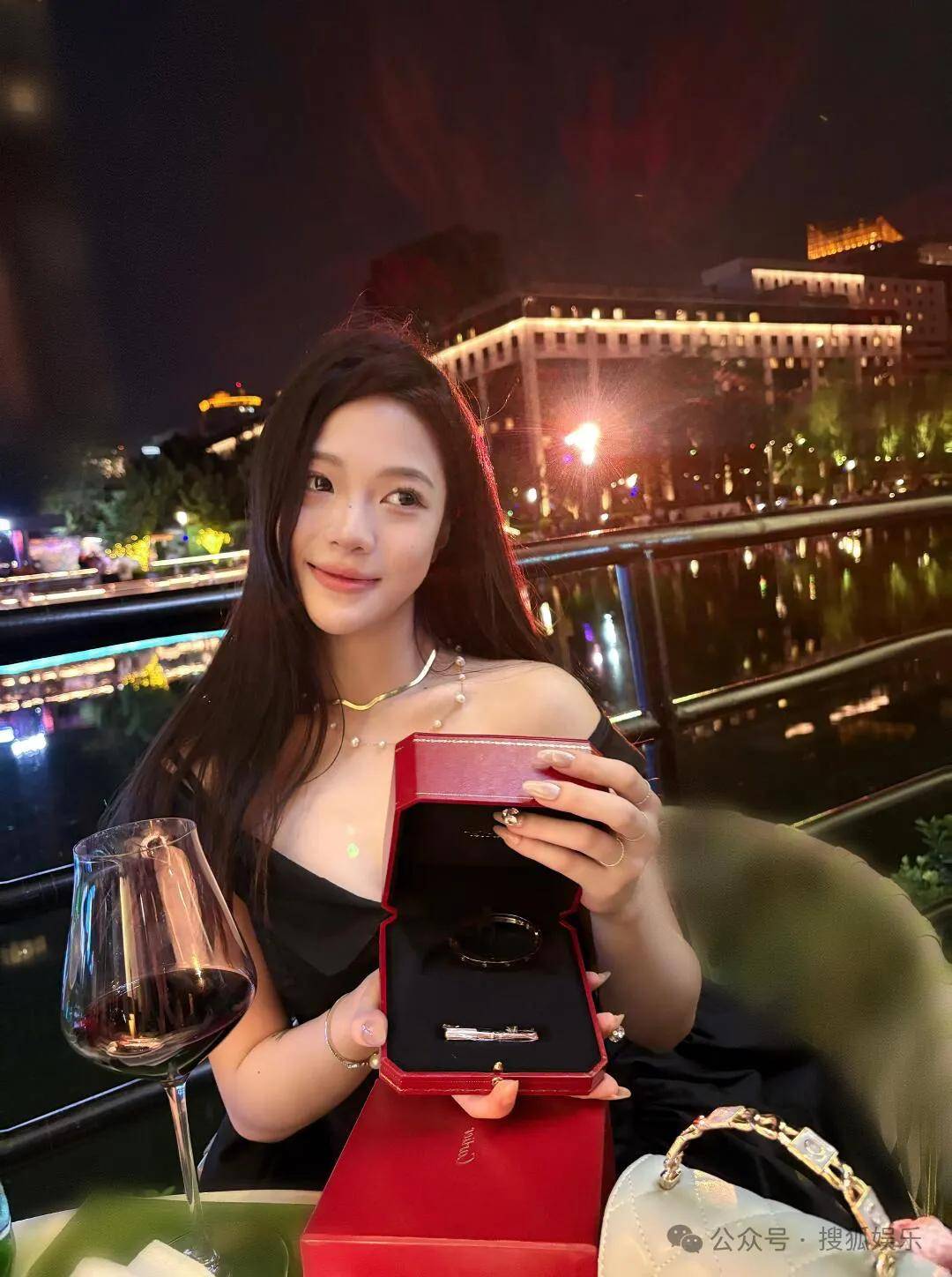 刚开年又曝一对相差15岁的恋情？他这一周两段绯闻真是连环暴击啊<strong></p>
<p>供应链虚拟币</strong>！