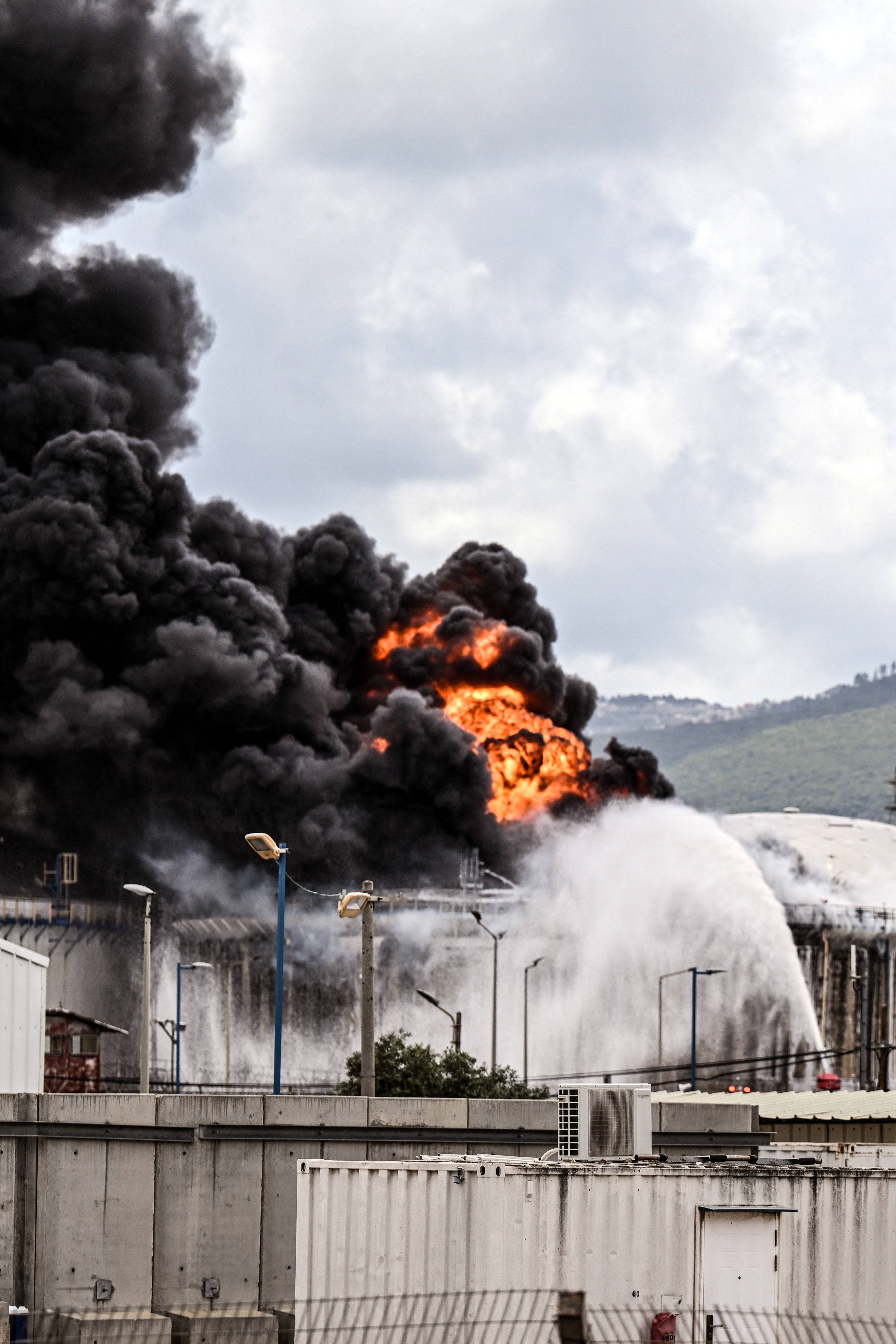 (外代一线)以色列海法炼油厂在导弹袭击中起火