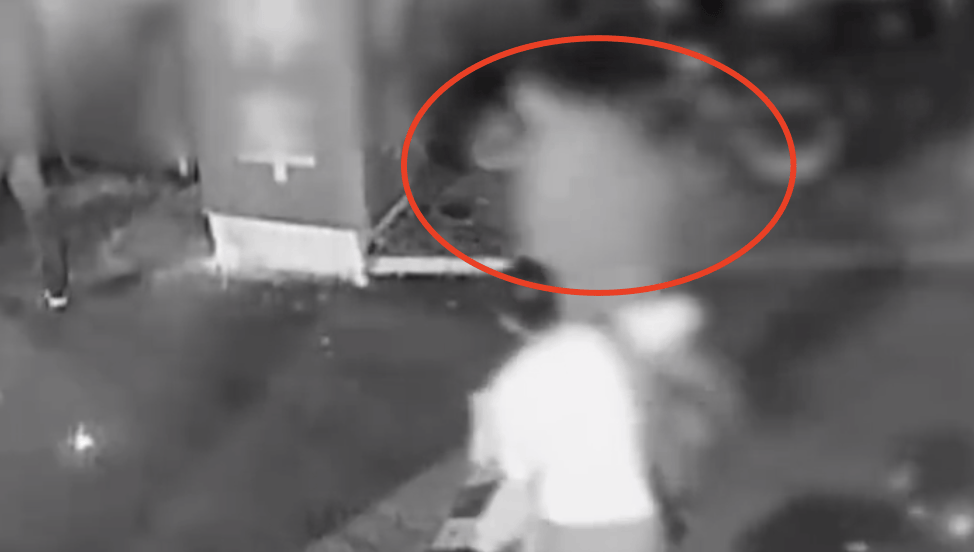 男子停车场随地小便被制止<strong></p>
<p>孔子币</strong>，恼羞成怒飞踹管理员致自己骨折，索赔18万余元，法院判了