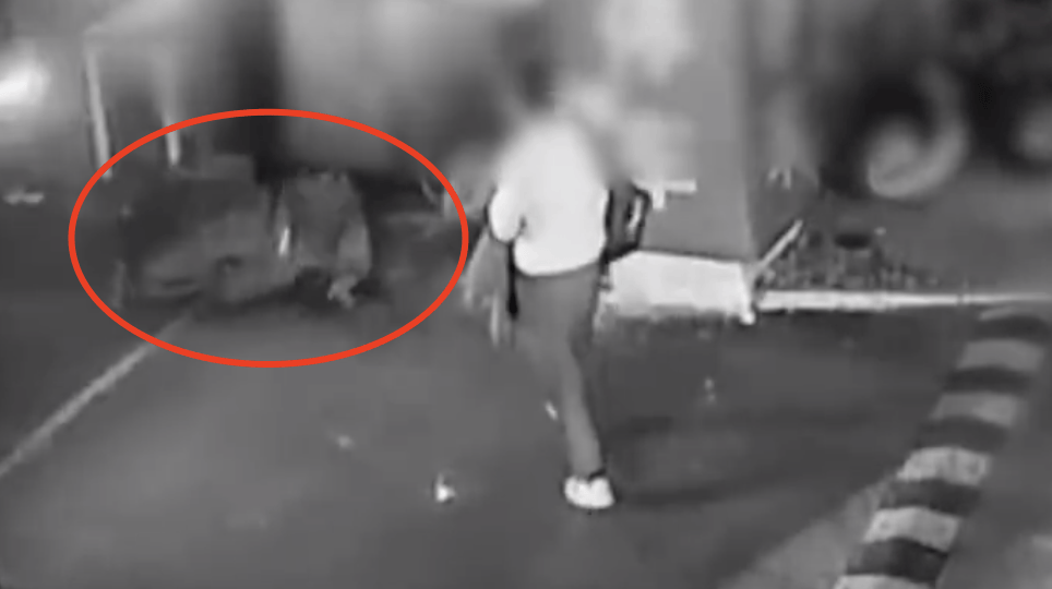 男子停车场随地小便被制止<strong></p>
<p>孔子币</strong>，恼羞成怒飞踹管理员致自己骨折，索赔18万余元，法院判了