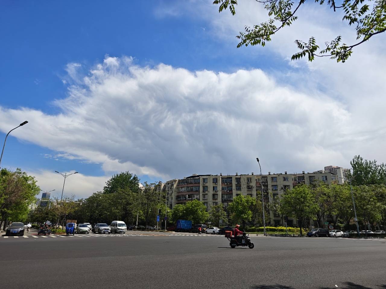 出现“雨幡”奇景<strong></p>
<p>孔子币</strong>，北京今天的云像“天空之城”