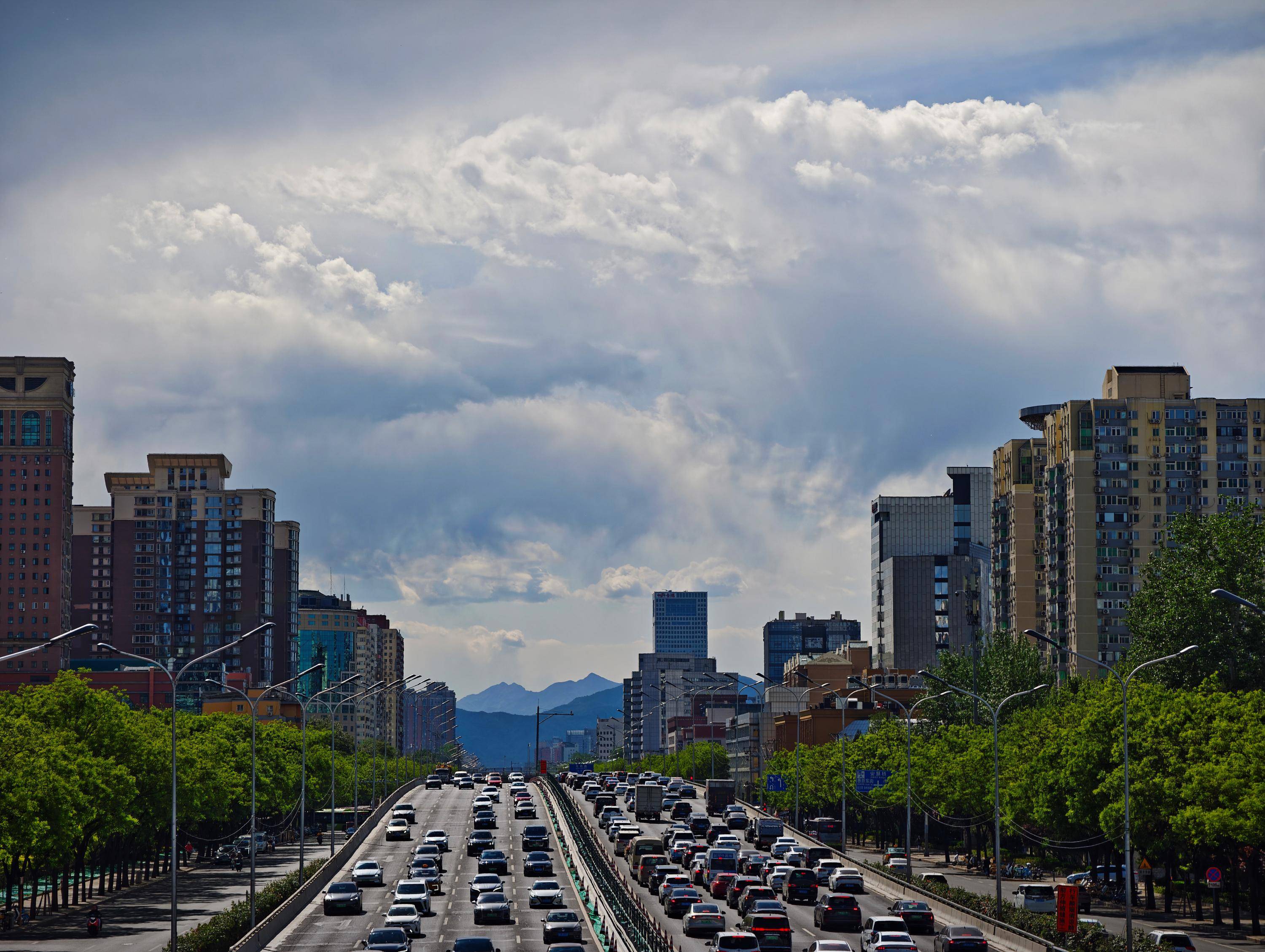 出现“雨幡”奇景<strong></p>
<p>孔子币</strong>，北京今天的云像“天空之城”