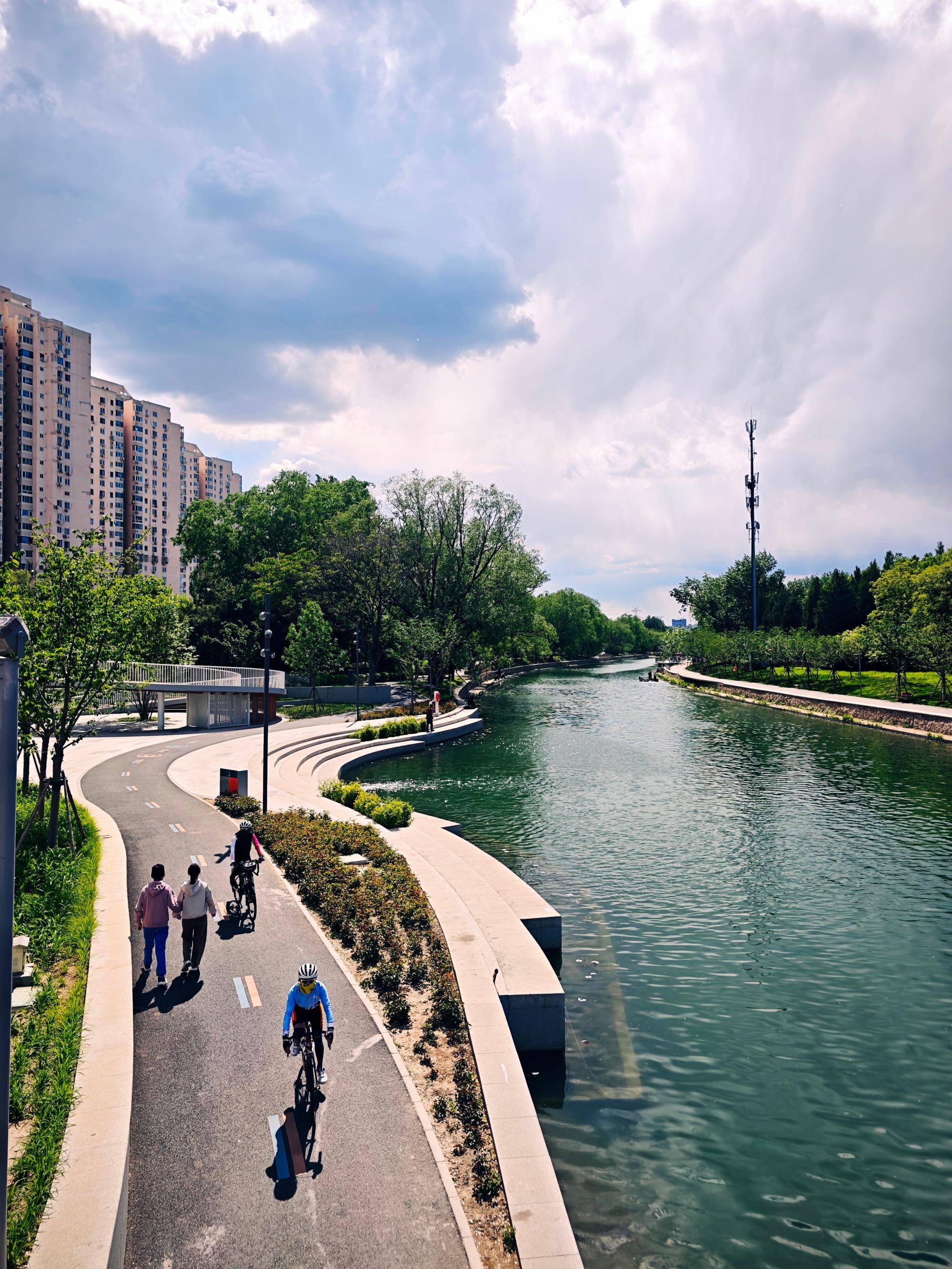 出现“雨幡”奇景<strong></p>
<p>孔子币</strong>，北京今天的云像“天空之城”