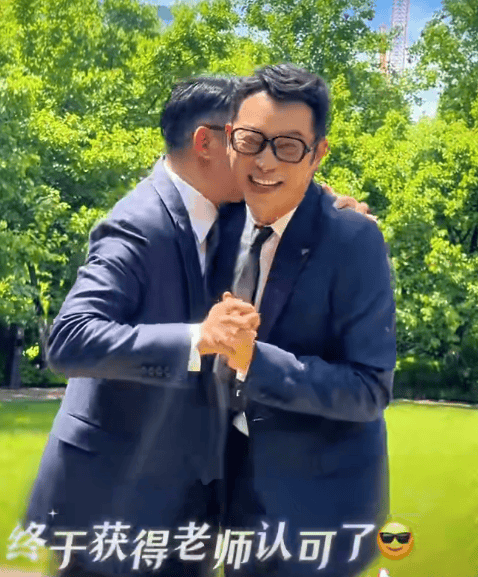 沙溢瘦到都认不出!穿西装秀大长腿<strong></p>
<p>抹茶交易</strong>,与“法拉利大叔” 许文飙同框跳舞,网友惊呼颜值回归:军艺校草不是吹的