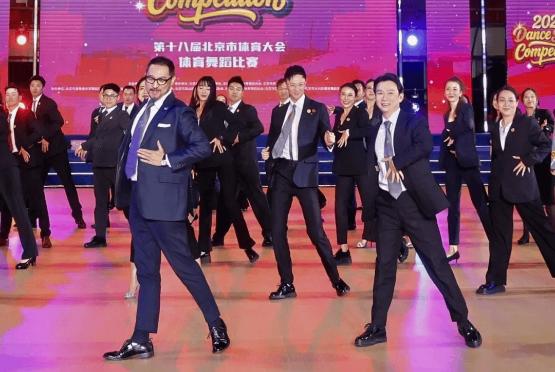 沙溢瘦到都认不出!穿西装秀大长腿<strong></p>
<p>抹茶交易</strong>,与“法拉利大叔” 许文飙同框跳舞,网友惊呼颜值回归:军艺校草不是吹的