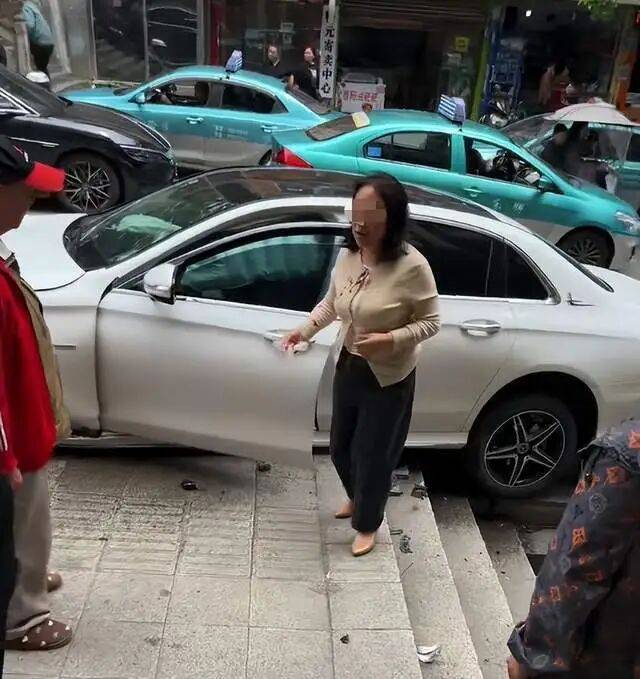 重庆57岁女医生开奔驰<strong></p>
<p>BITOP交易平台</strong>，致2死6伤，警方通报称系操作不当！知情人：系主任医师，有多个专业头衔